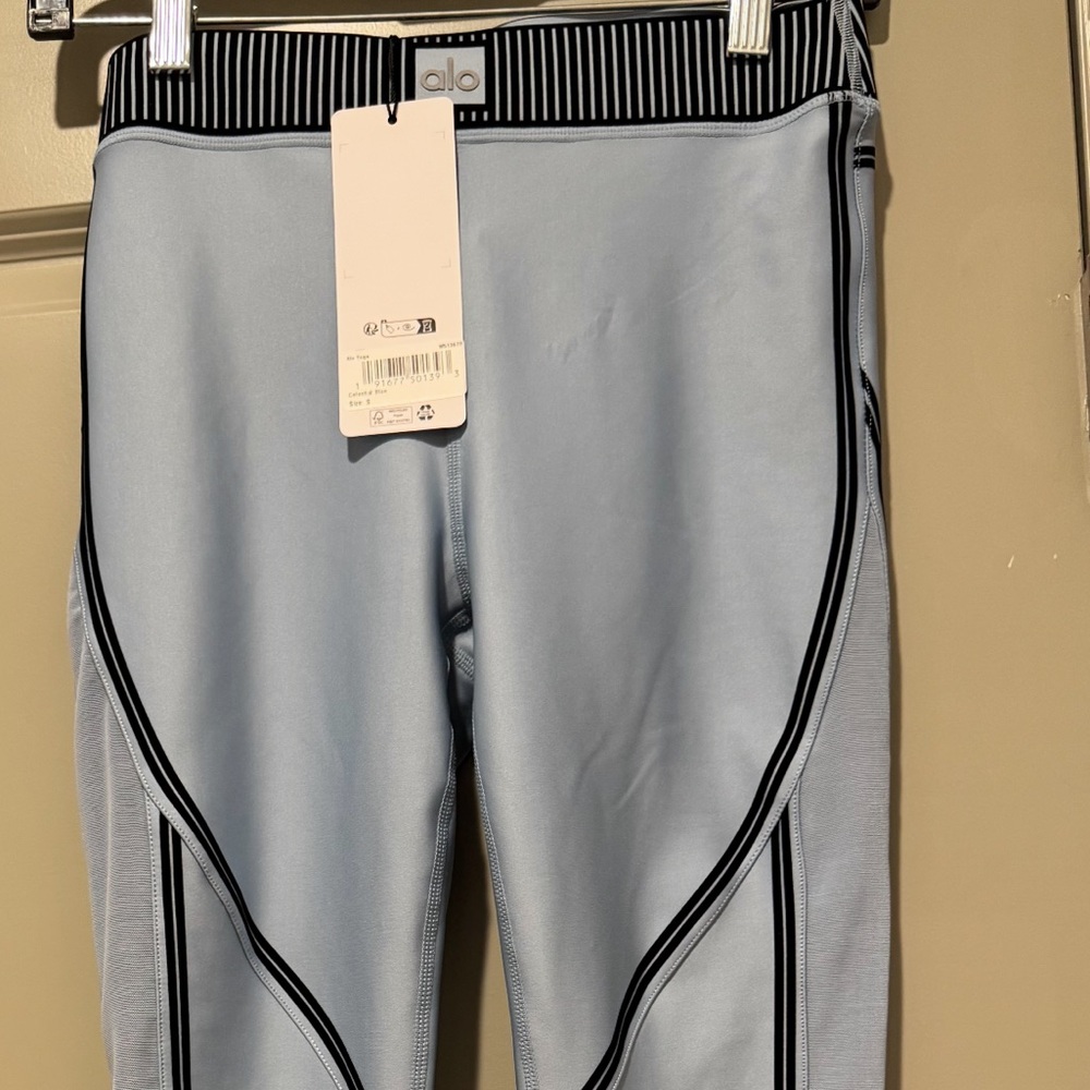 ALO Yoga Women light blue leggings
BRAND NEW WITH TAGS